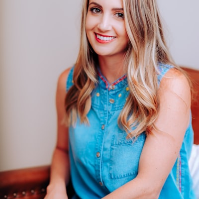 足球明星姆巴佩带球突破的快速瞬间